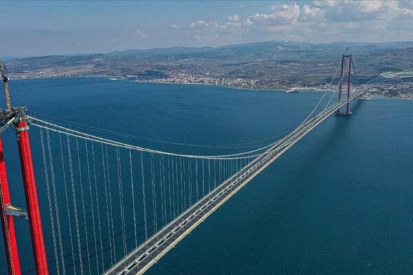 Çanakkale Boğazı Fırtına Nedeniyle Geçişlere Kapatıldı