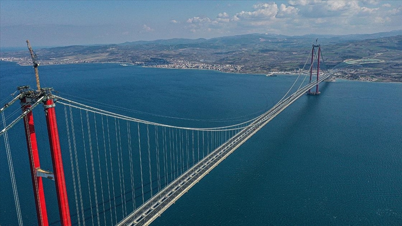 Çanakkale boğazı fırtına nedeniyle geçişlere kapatıldı