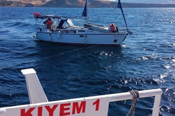 Çanakkale Boğazında Sürüklenen Tekne Kurtarıldı