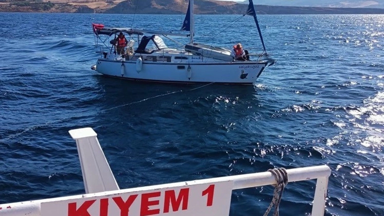 Çanakkale boğazında sürüklenen tekne kurtarıldı
