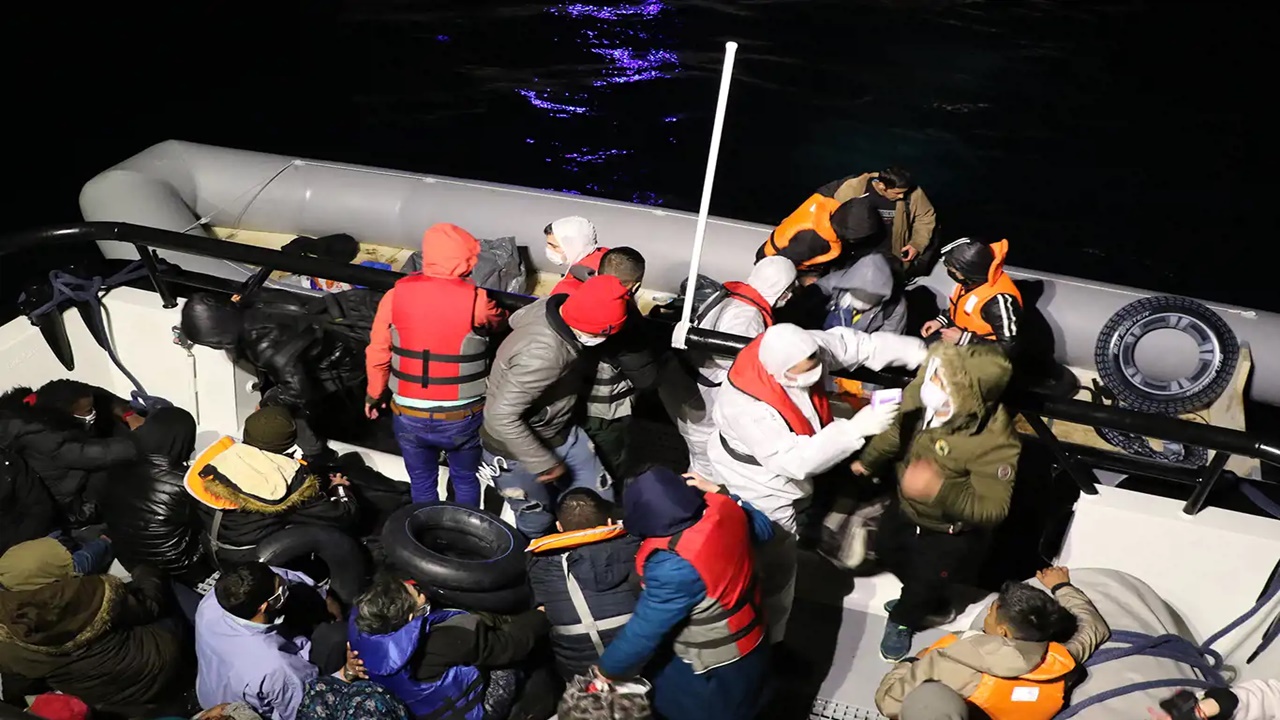 Çanakkalede 62 düzensiz göçmen kurtarıldı