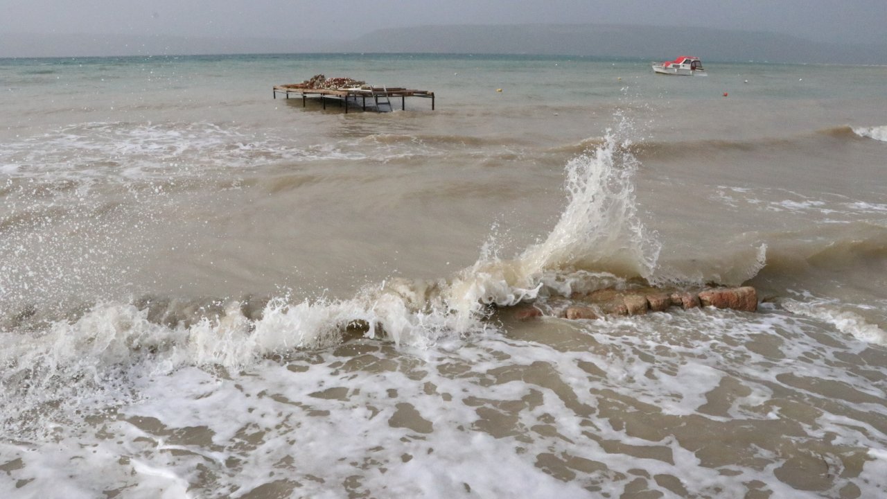 Çanakkale’de Kuvvetli Rüzgar Hasarlara Yol Açtı