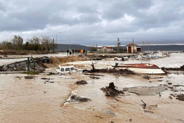 Çanakkale’de Sağanak Nedeniyle Kepez Limanı Girişi İle Balıkçı Barınağı Arası Trafiğe Kapatıldı