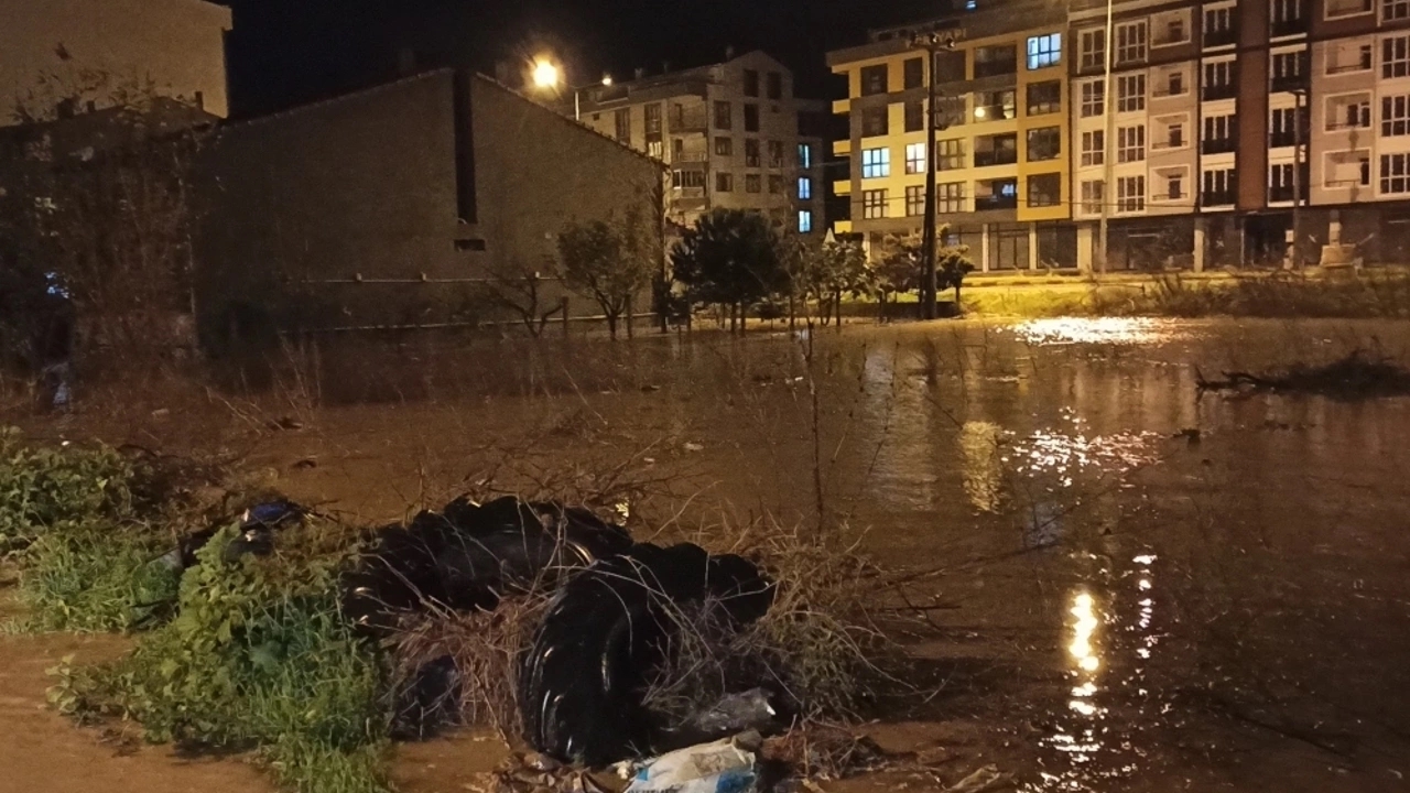 Çanakkalede sağanak su baskınlarına neden oldu
