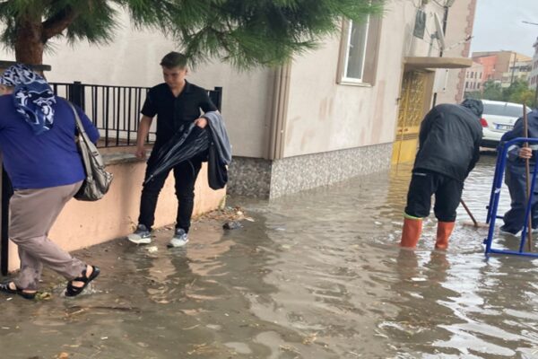 Çanakkale’de Sağanak Vatandaşı Zor Durumda Bıraktı
