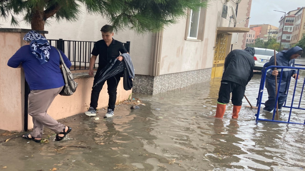 Çanakkalede sağanak vatandaşı zor durumda bıraktı