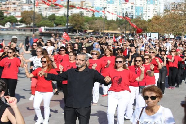 Çanakkale’de Üniversiteliler Kordonboyu’nda Aynı Anda Zeybek Oynadı