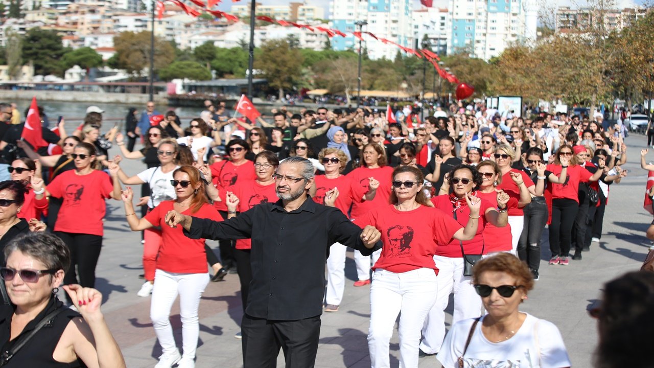 Çanakkalede Üniversiteliler kordonboyunda aynı anda zeybek oynadı