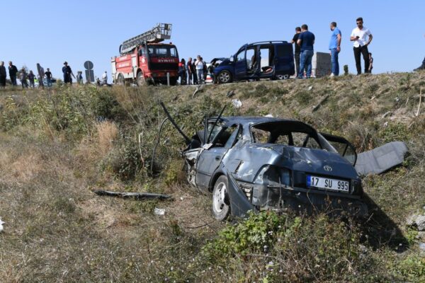Çanakkale’nin Lapseki İlçesinde Trafik Kazası: 2 Kişi Hayatını Kaybetti 5 Kişi Yaralandı