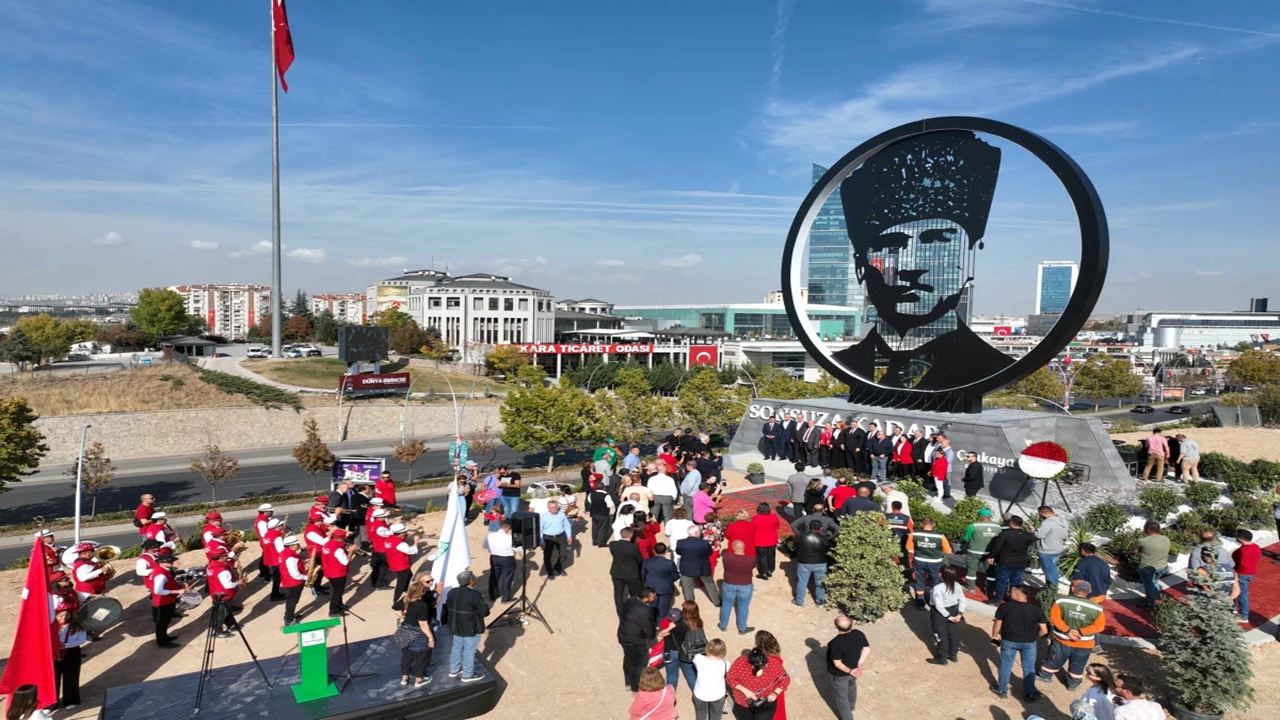Çankaya belediyesi cumhuriyetin 100 yılına Özel atatürk anıtını açtı