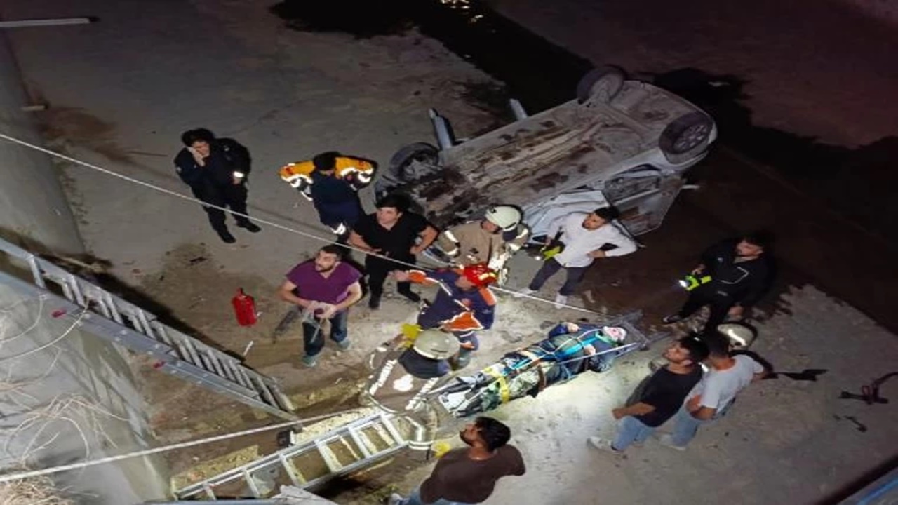 Çarpışan otomobillerden biri su kanalına düştü