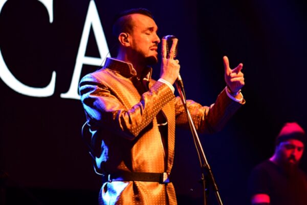 Cem Adrian Bursa Konserinde Hayranlarıyla Buluştu