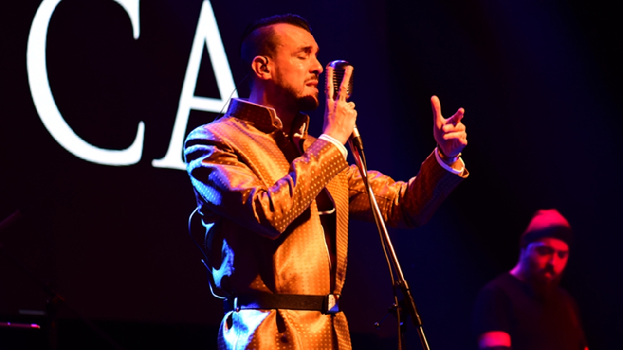 cem adrian bursa konserinde hayranlarıyla buluştu