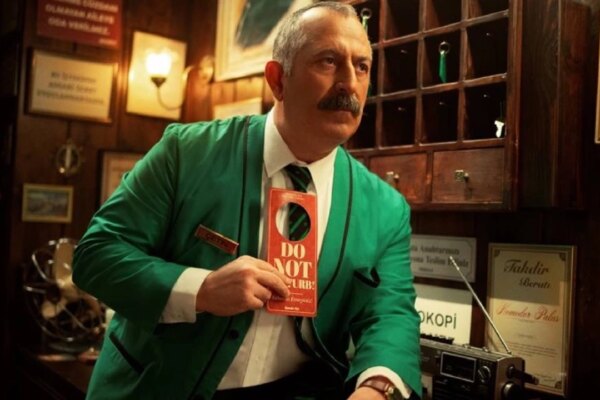 Cem Yılmaz’ın Yeni Filmi Çıktı ‘Do Not Disturb’ Netflix’te Yayında