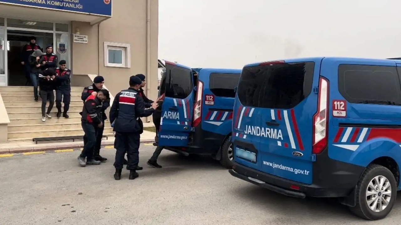 Çeşitli suçlardan aranan 79 kişi jandarma tarafından yakalandı