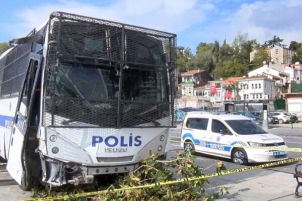 Çevik Kuvvet Otobüsü Otomobil İle Çarpıştı: 2 Polis Memuru Yaralandı