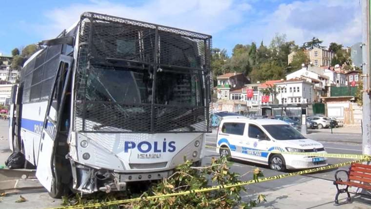 Çevik kuvvet otobüsü otomobil İle Çarpıştı 2 polis memuru yaralandı