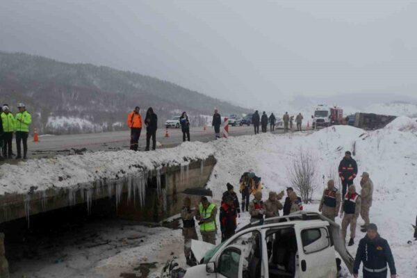Cezaevi Aracı İle Hafif Ticari Aracın Çarpıştığı Kazada 1 Kişi Öldü 9 Kişi Yaralandı