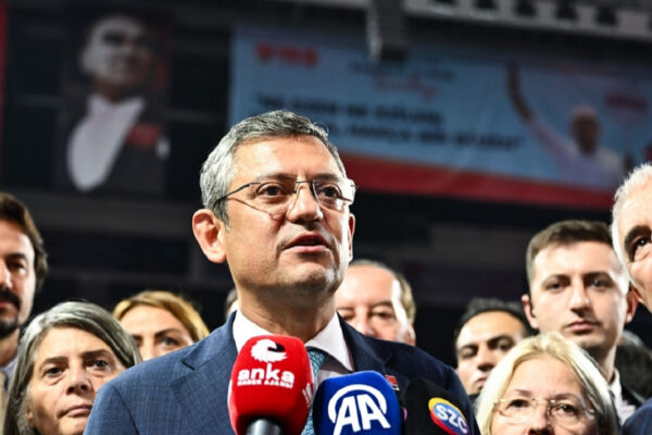 CHP’nin Yeni Lideri Özgür Özel Mazbatasını Aldı!