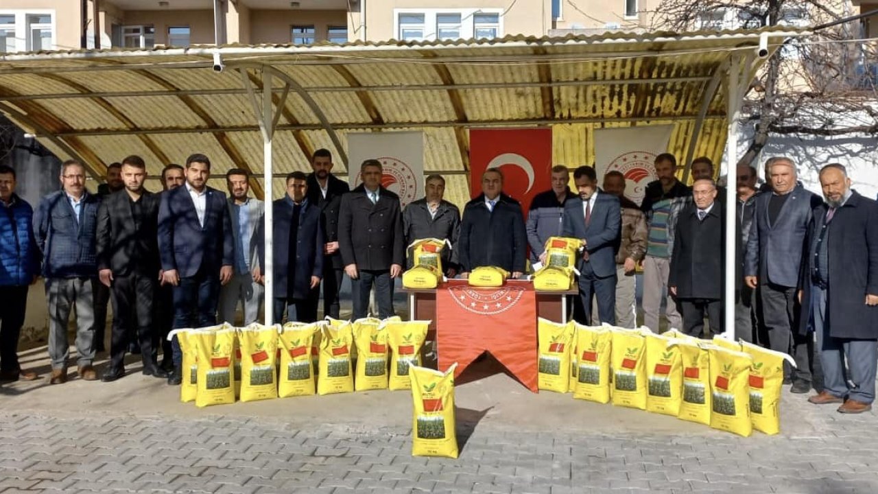 Çiftçilere yonca tohumu dağıtıldı