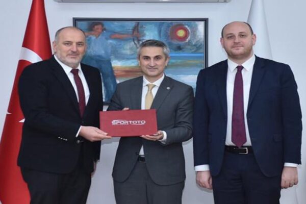 Çınarcık Belediye Başkanı Yeni Spor Tesisi İçin Protokol İmzaladı