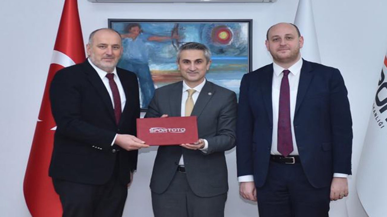 Çınarcık belediye başkanı yeni spor tesisi İçin protokol İmzaladı