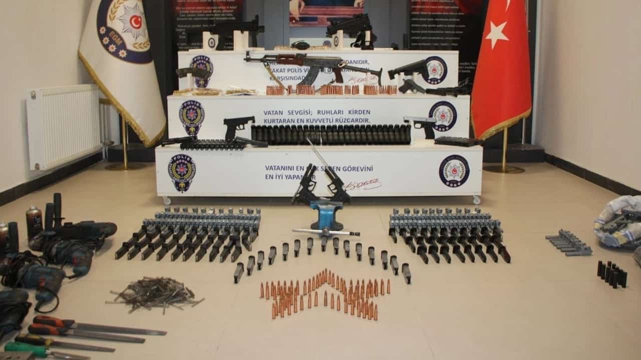 cinayet Şüphelisinin deposundan el bombası Çıktı