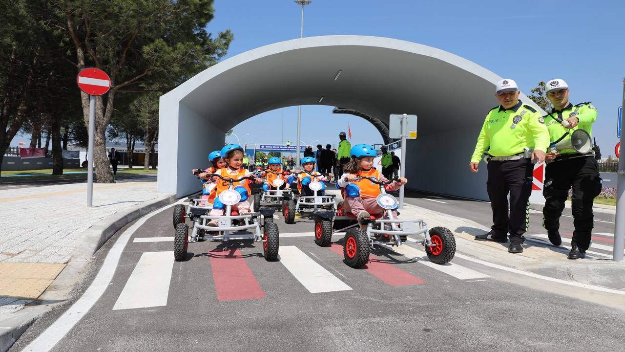 Çocuk trafik eğitim parkında Öğrencilere eğitim veriliyor