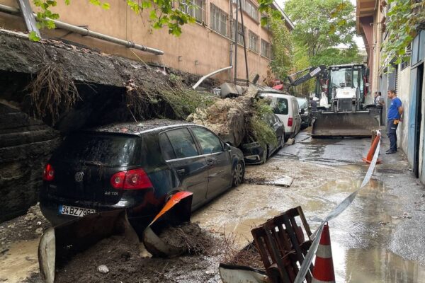 Çöken İstinat Duvarı Araçlarda Zarara Neden Oldu