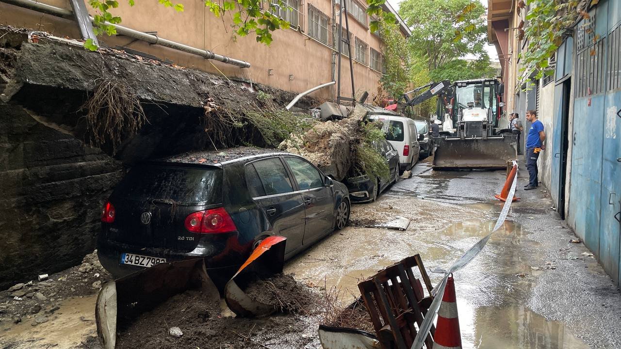 Çöken İstinat duvarı araçlarda zarara neden oldu