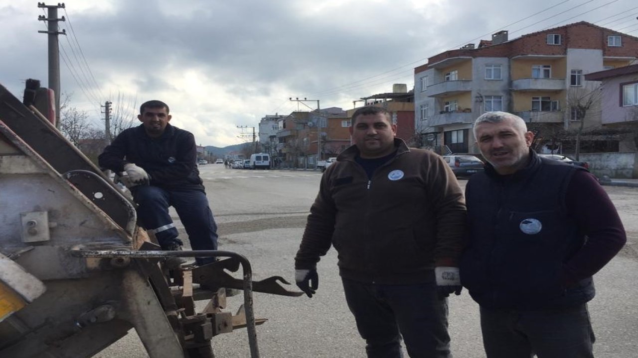 Çöpe atılan 5 köpek yavrusunu temizlik İşçileri buldu