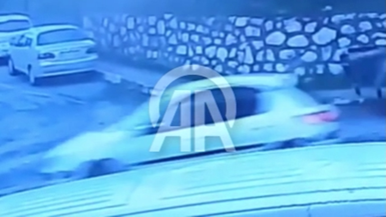 Çukura giren aracın hava yastığı patladı