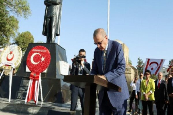 Cumhurbaşkanı Erdoğan, Lefkoşa’daki Atatürk Anıtı‘nı ziyaret etti