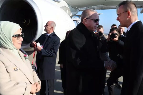 Cumhurbaşkanı Erdoğan Macaristan’da Resmi Törenle Karşılandı