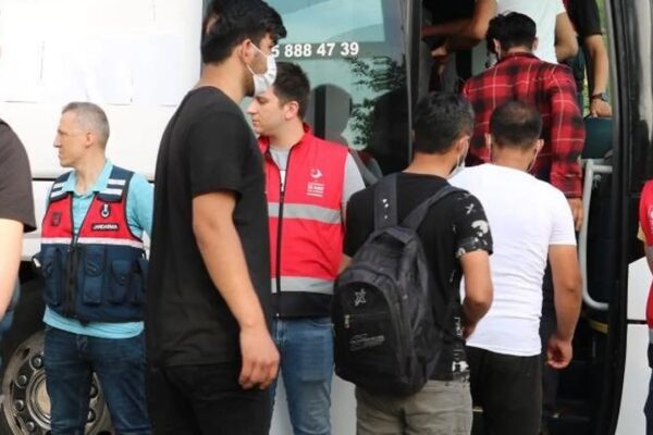 Denizde Yakalanan 92 Düzensiz Göçmen Ayvacık’a Getirildi