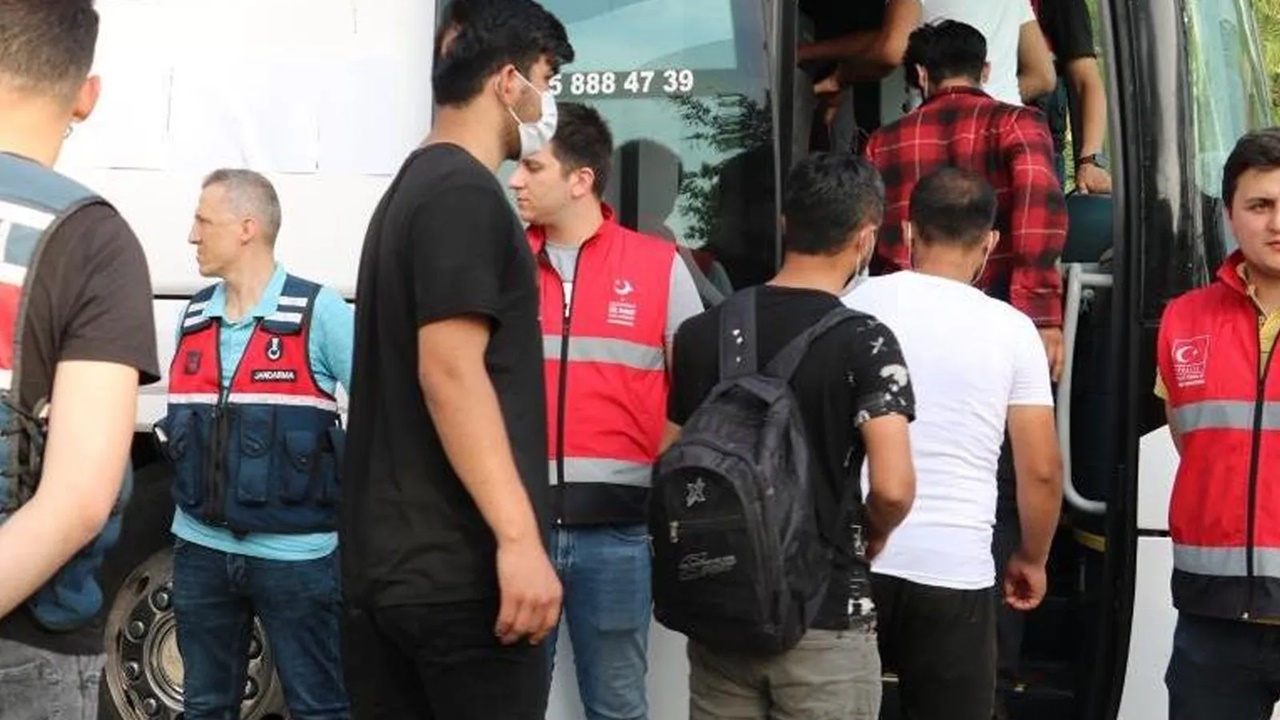 denizde yakalanan 92 düzensiz göçmen ayvacıka getirildi