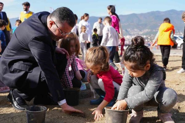 Depremzede İzcilerin Ürettiği Tohum Topları Toprakla Buluşuyor