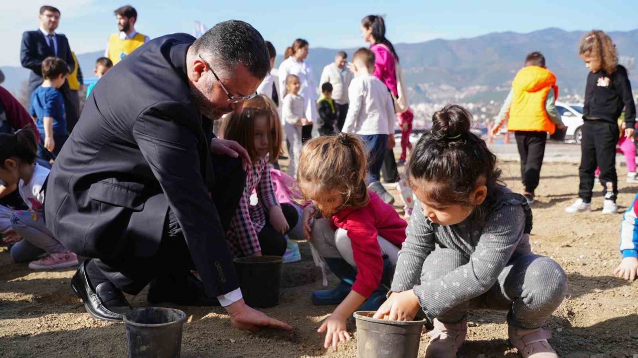 depremzede İzcilerin Ürettiği tohum topları toprakla buluşuyor