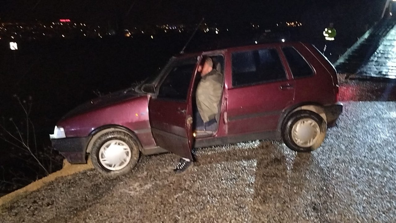 dereye uçmak Üzere olan aracı ağaç engelledi