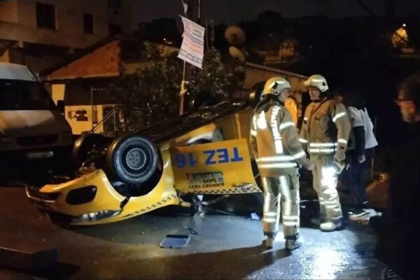 Devrilen Taksinin Sürücüsü Yaralandı