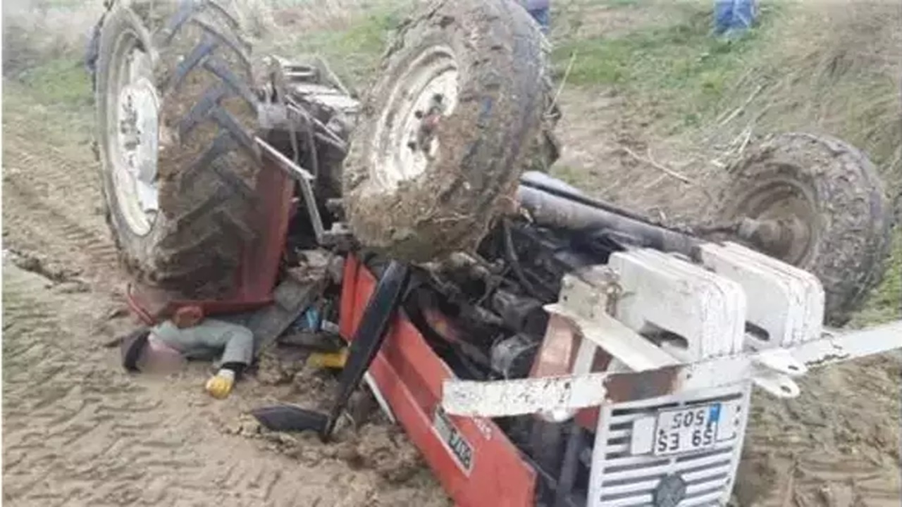 devrilen traktörün altında kalan sürücü Öldü