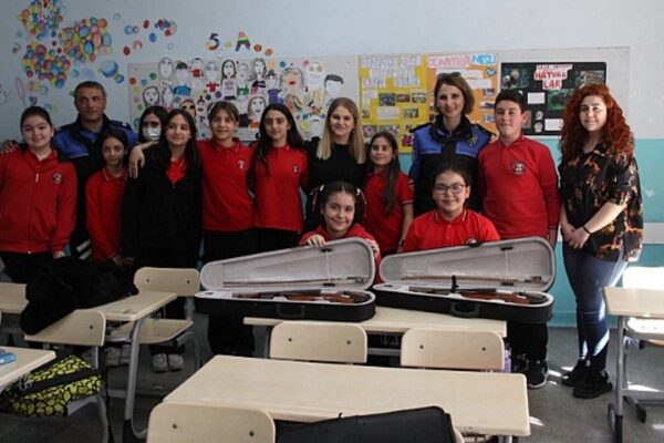 Dezavantajlı Gençlere Keman Kursu Verildi