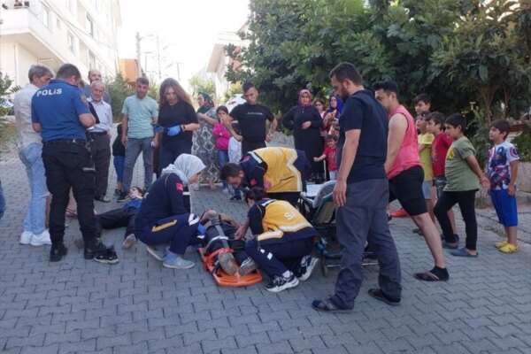 Dikkatsiz Sürücü İki Kişiyi Çarparak Yaraladı