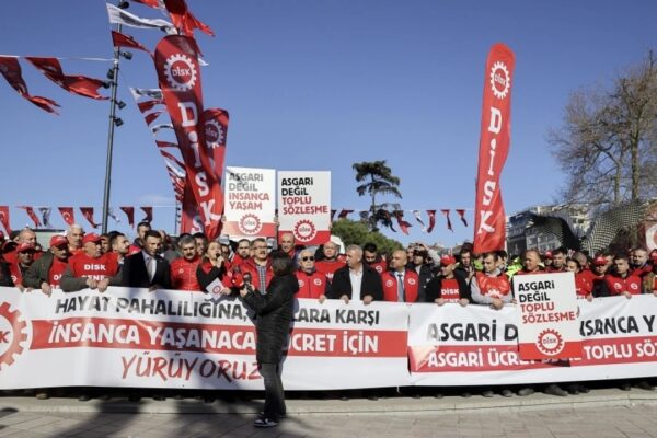 DİSK Beşiktaş Meydanı’nda Vergide Adalet İçin Basın Açıklaması Yaptı