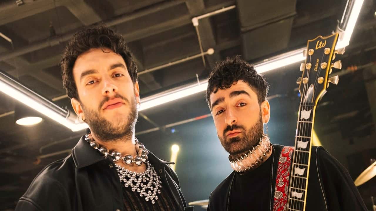 dolu kadehi ters tut red bull jukebox studio sessionda Şarkılarını yeniden yorumladı
