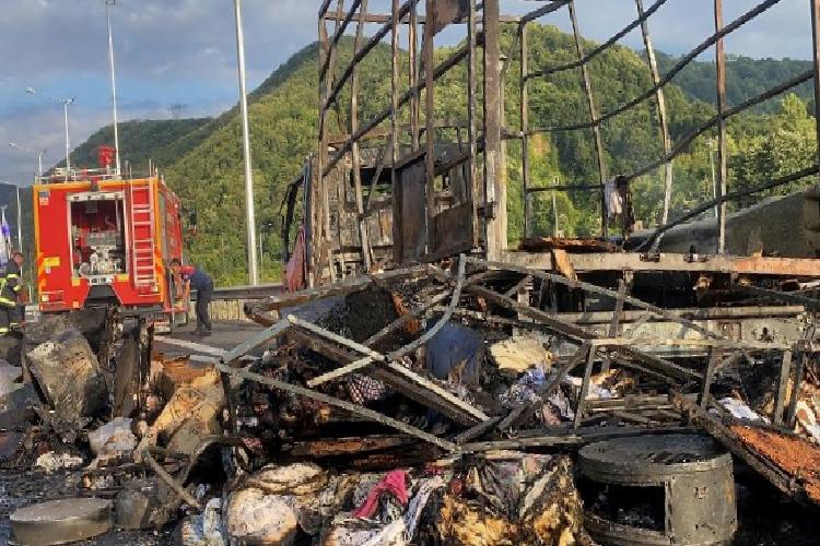 düzce otoyolunda nakliye kamyonu yandı