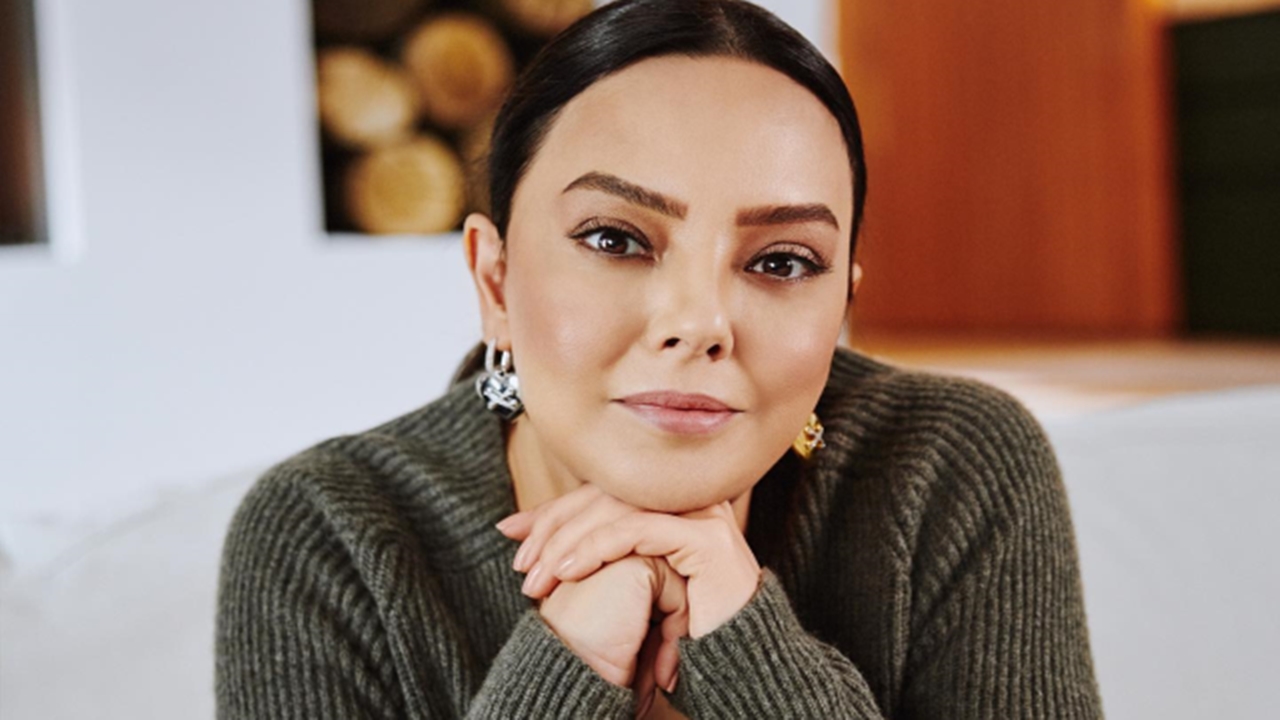 ebru gündeş geçirdiği estetiklerle tanınmaz halde