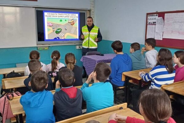 Edirne’de Jandarma Ekiplerinden Öğrencilere Trafik Eğitimi