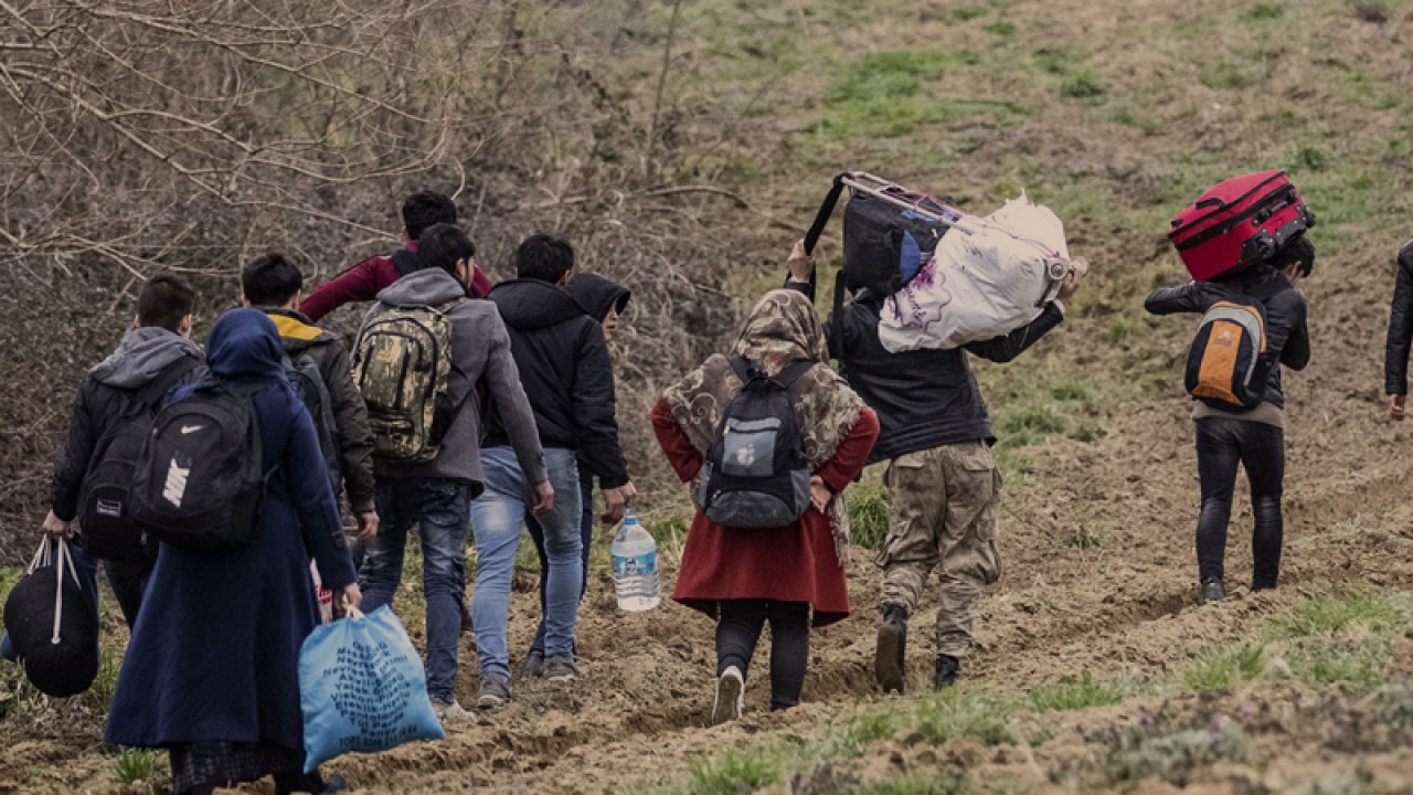 edirnede kamyon kasasında 17 düzensiz göçmen yakalandı
