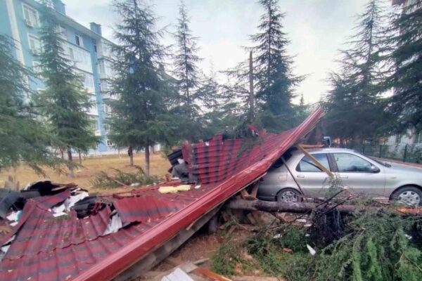 Edirne’de Şiddetli Fırtına Hayatı Olumsuz Etkiliyor